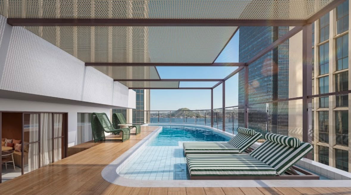 Piscina e área de lazer na cobertura do Q Studios 23